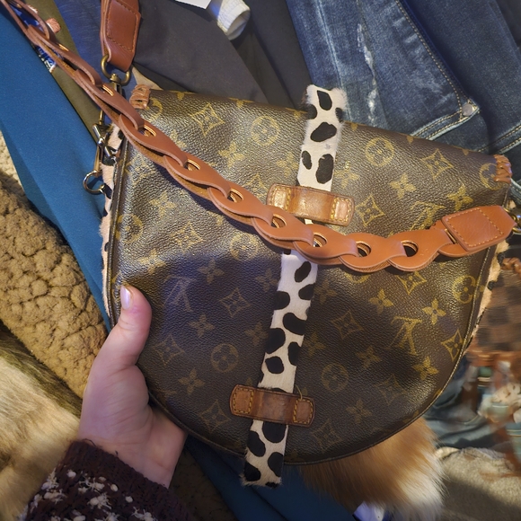 Louis Vuitton Brown Monogram Crossbody Bag with Leopard Accent - Picture 7 of 9